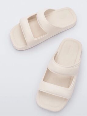 Melissa
Free Grow slip-on slides
Cream